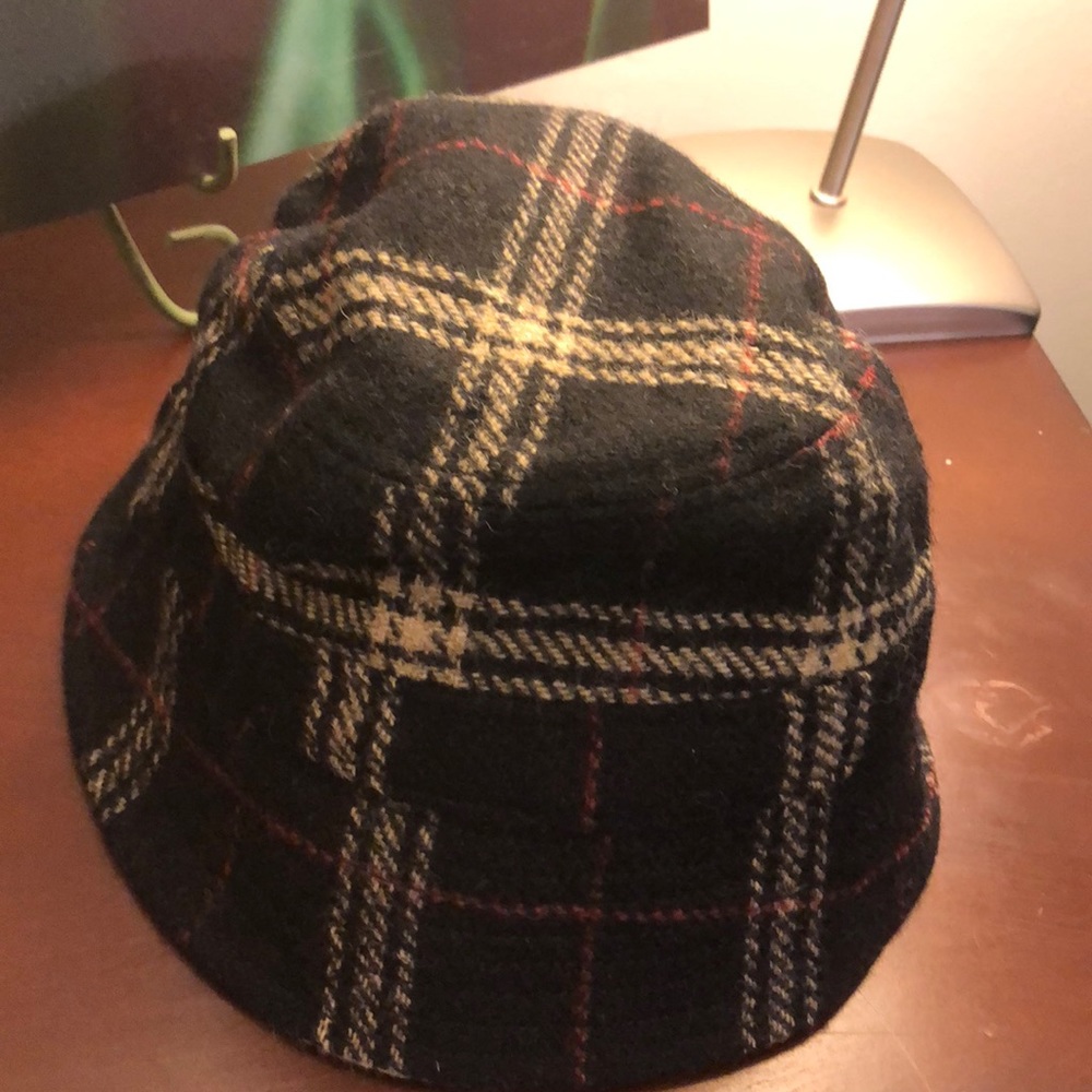Gorgeous winter hat - Picture 2 of 4